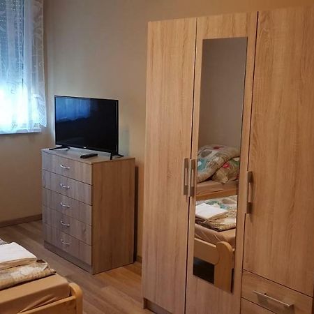 Lotti Apartman Kiskunhalas Eksteriør billede