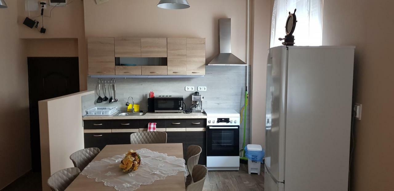 Lotti Apartman Kiskunhalas Eksteriør billede