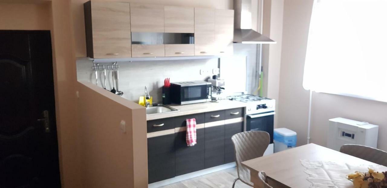 Lotti Apartman Kiskunhalas Eksteriør billede