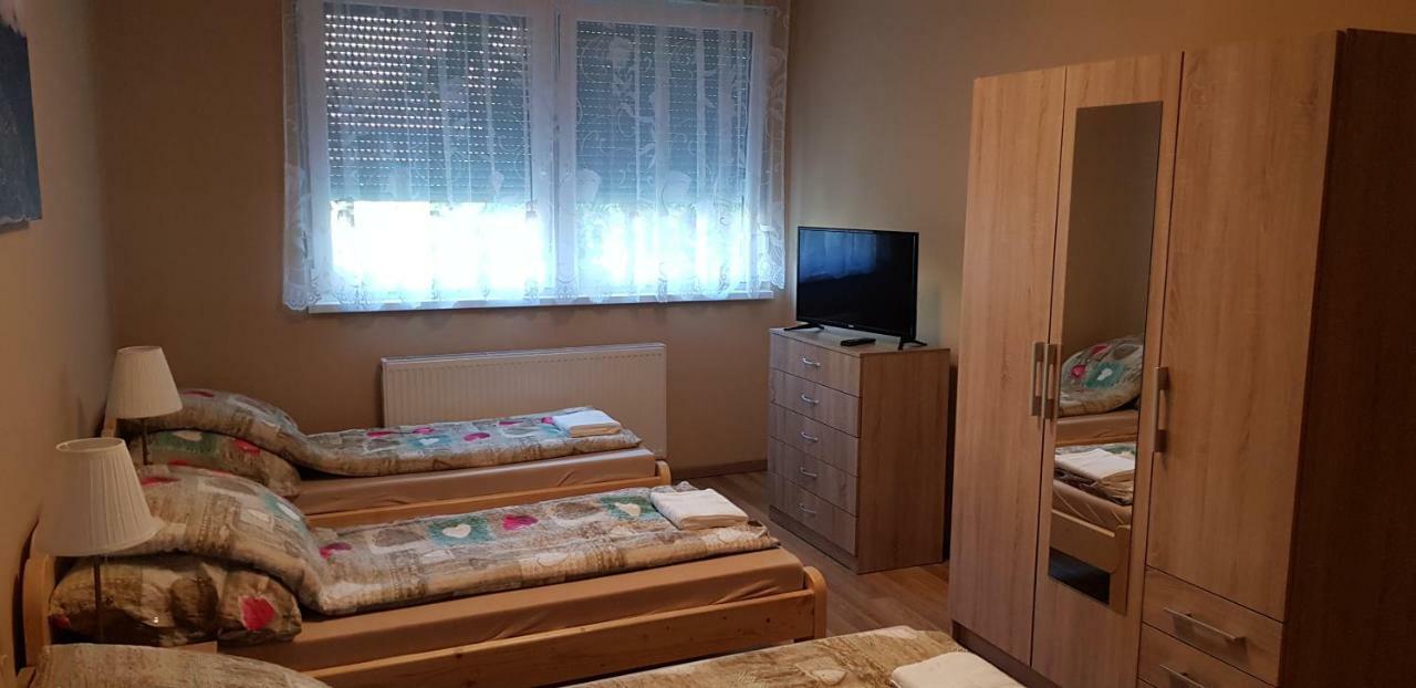 Lotti Apartman Kiskunhalas Eksteriør billede