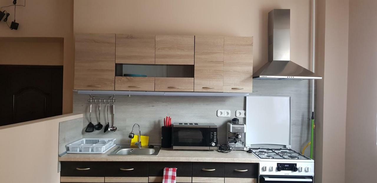 Lotti Apartman Kiskunhalas Eksteriør billede